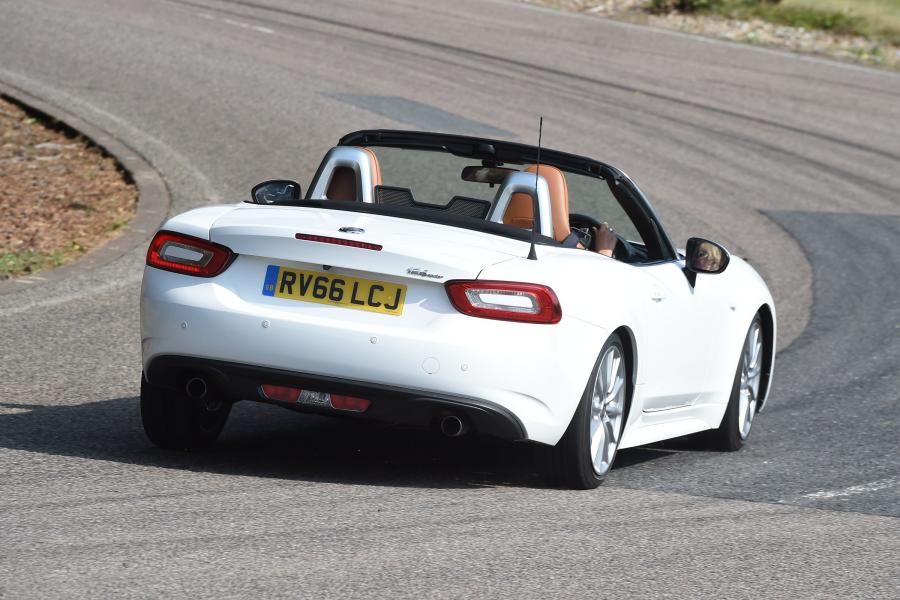  Fiat 124 Spider  2016 года  (UK) (фото 23 из 37)